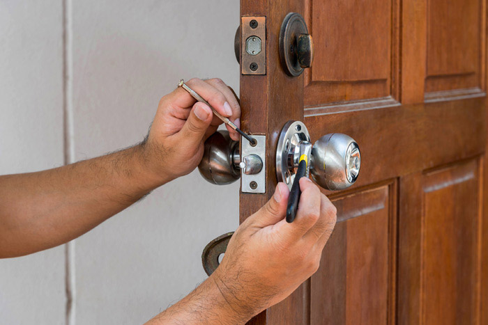 locksmith fixing a door handle of a house in Houston